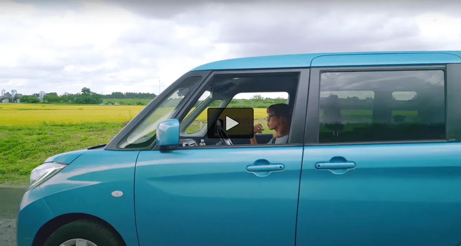 ドローンが車内を通り抜ける動画のサムネ