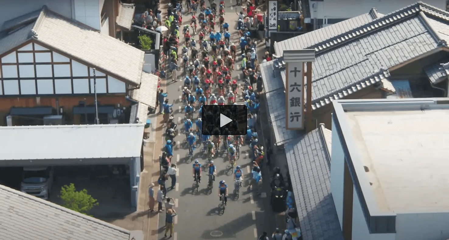 ロードバイクのトレース動画サムネ（スタート直後）